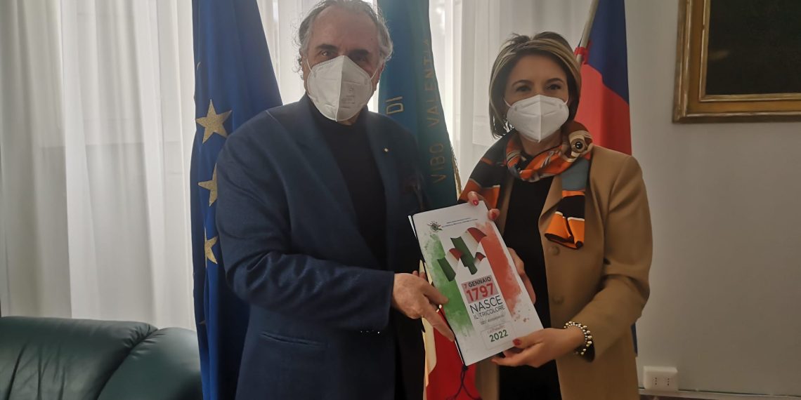 L'ANCRI di Vibo Valentia consegna al Sindaco Limardo il Calendario 2022 dedicato al Tricolore 1 whatsapp image 2022 01 28 at 10.12.17