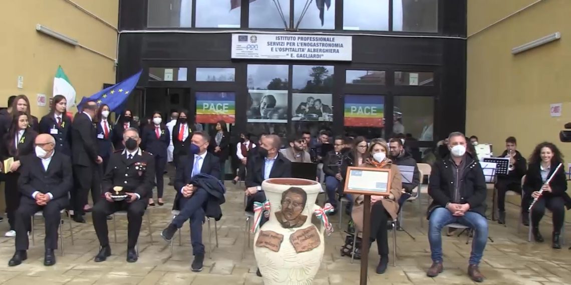 L'Albero di Falcone arriva all'Alberghiero di Vibo Valentia, nel segno della Legalità 1 L’Albero di Falcone arriva all’Alberghiero di Vibo Valentia, nel segno della Legalità