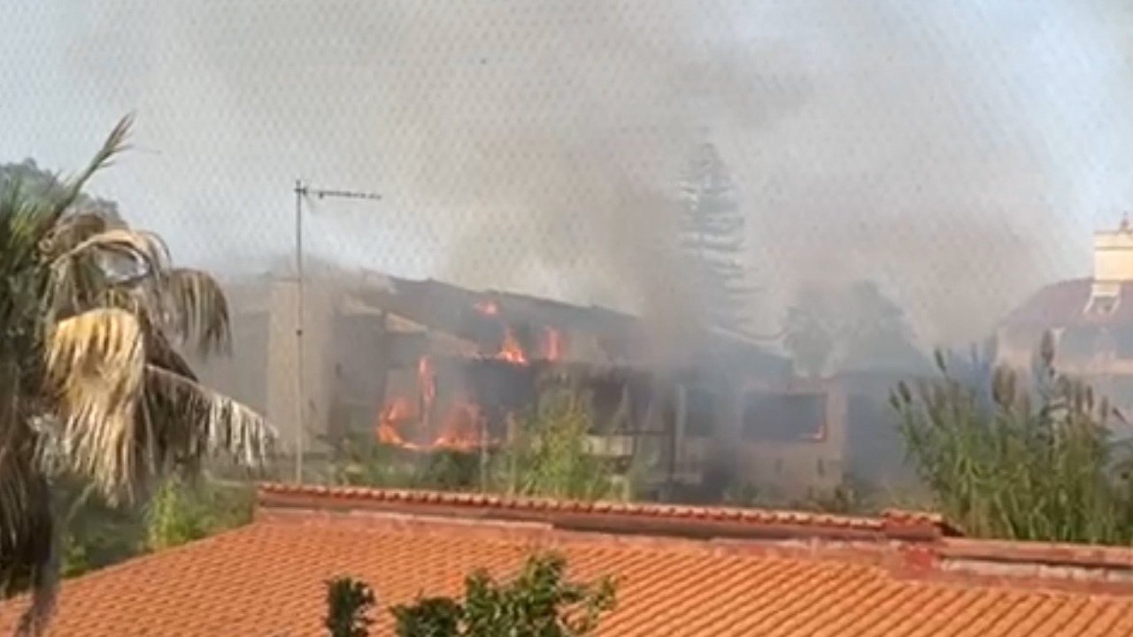 La “Maledizione del Lido degli Aranci”, le fiamme stanno distruggendo i ricordi di un’epoca mitica ormai passata