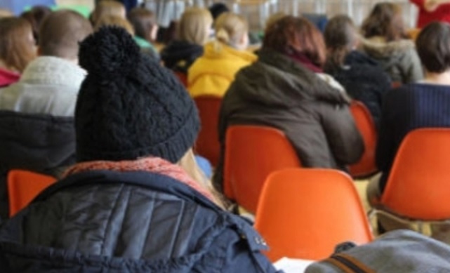 Tra proteste degli ambulanti, piazze chiuse per rinnovo e scuole al gelo… non c’è pace per la Giunta