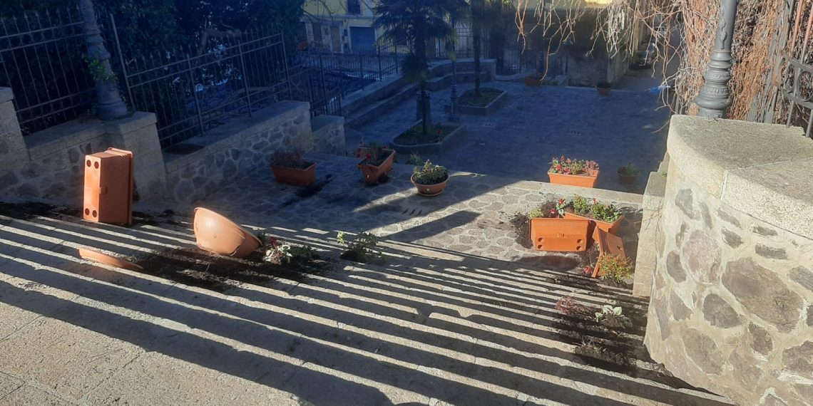 Raid vandalico del sabato sera lungo la “Scalinata degli Eroi”. Adesso basta, ribelliamoci!