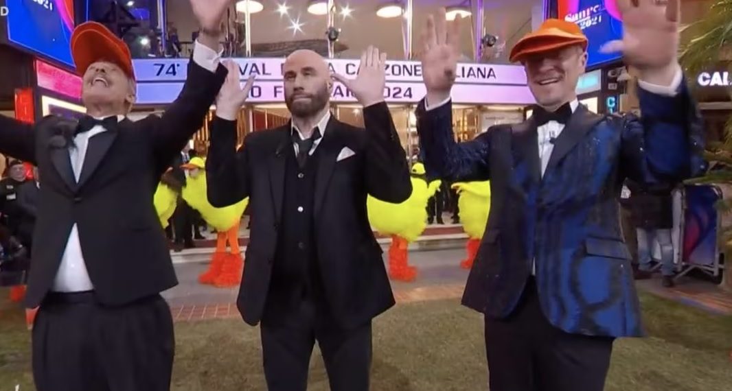 Il Festival di Sanremo e gli scandalizzati per il "maltrattamento" riservato a John Travolta 1 Il Festival di Sanremo e gli scandalizzati per il “maltrattamento” riservato a John Travolta