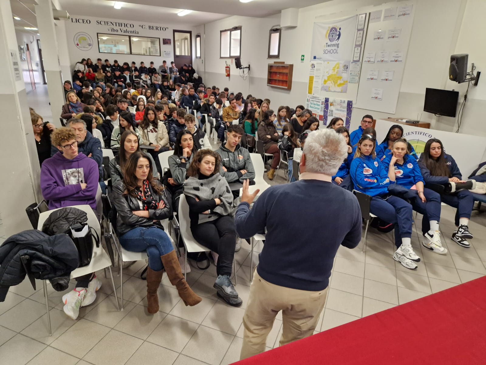 La Corsa di Miguel fa tappa anche a Vibo Valentia. Flash Mob su Corso Vittorio Emanuele (video) 6 whatsapp image 2024 02 01 at 17.34.15 1