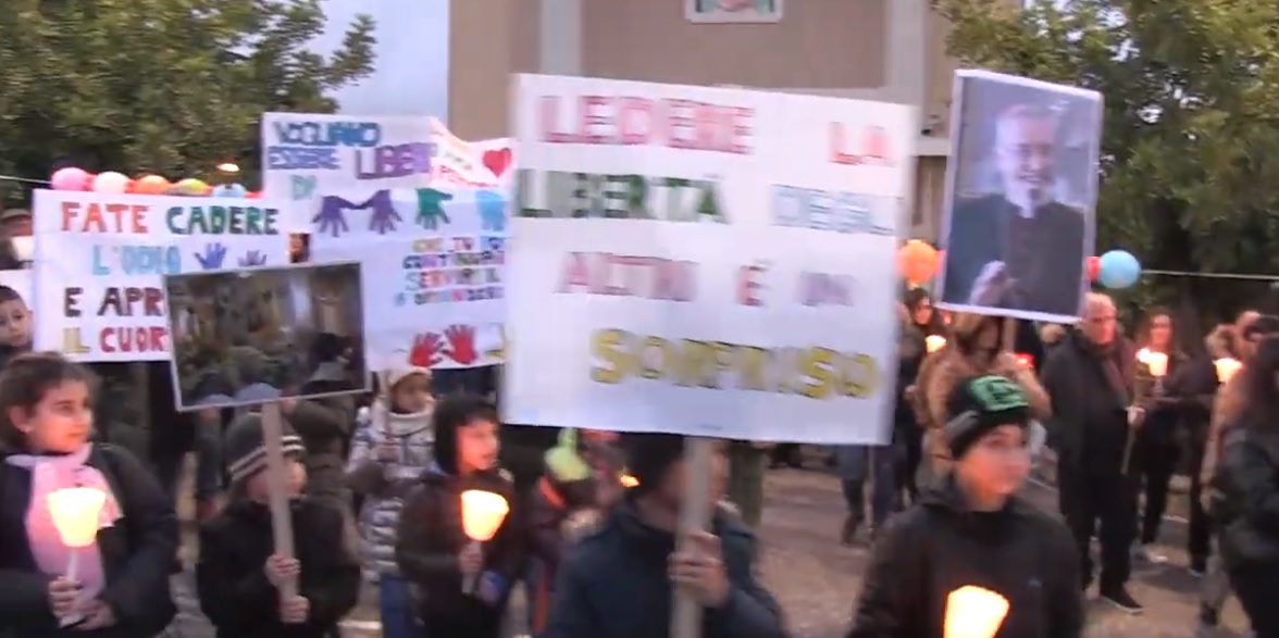 Grande partecipazione a Cessaniti per la Fiaccolata Silenziosa di Solidarietà (video)