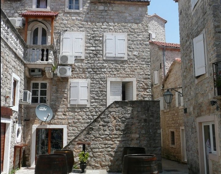 Il magico centro storico di Budva in Montenegro