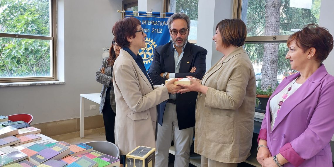 Il Club Rotary Hipponion promuove una donazione di libri alla Biblioteca Comunale