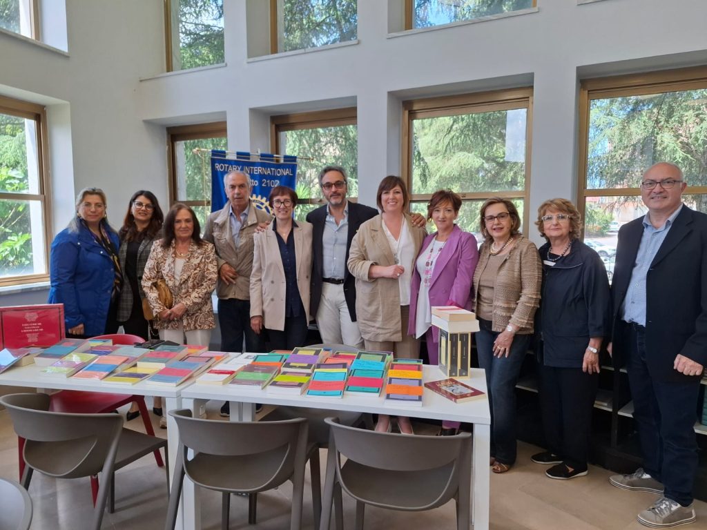 Il Club Rotary Hipponion promuove una donazione di libri alla Biblioteca Comunale 2 445423331 122169480680077140 3152097412515239799 n