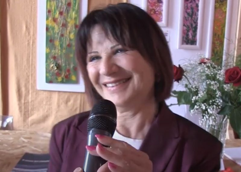 Antonella Di Renzo a Palazzo Gagliardi con la sua pittura carica di colori e pensieri (intervista)