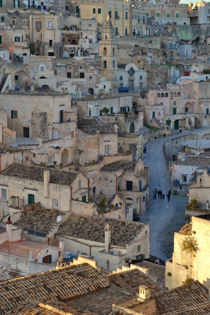 La magia di Matera, tra scalinate di pietra, vicoli, strade e terrazze interconnesse 3 matera 1