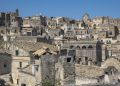 La magia di Matera, tra scalinate di pietra, vicoli, strade e terrazze interconnesse