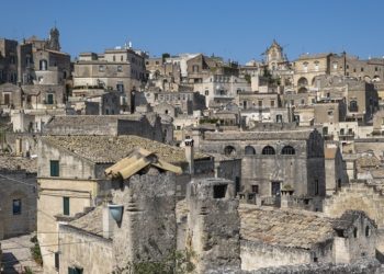 La magia di Matera, tra scalinate di pietra, vicoli, strade e terrazze interconnesse