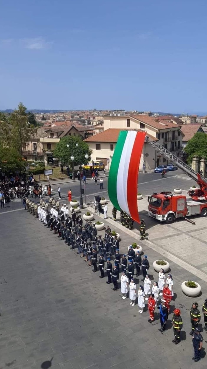 Una mattinata di partecipazione popolare a Vibo Valentia per celebrare il 2 giugno (video) 3 2 giugno parata