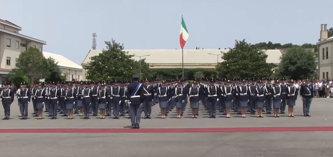 Sempre emozionante e suggestivo il Giuramento degli Allievi Agenti della Scuola di Polizia, ma stavolta... (video) 1 Sempre emozionante e suggestivo il Giuramento degli Allievi Agenti della Scuola di Polizia, ma stavolta… (video)