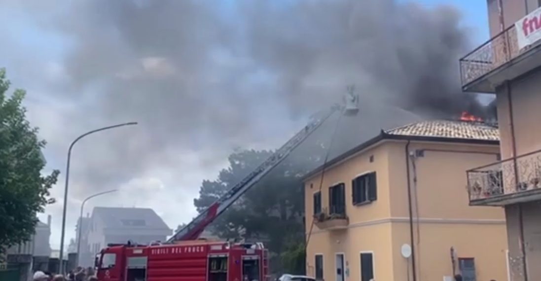 Incendio in pieno centro a Vibo Valentia a due passi dal Municipio. A lavoro i Vigili del Fuoco (video)