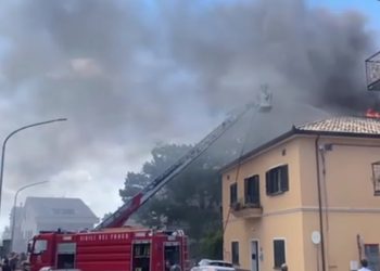 Incendio in pieno centro a Vibo Valentia a due passi dal Municipio. A lavoro i Vigili del Fuoco (video)