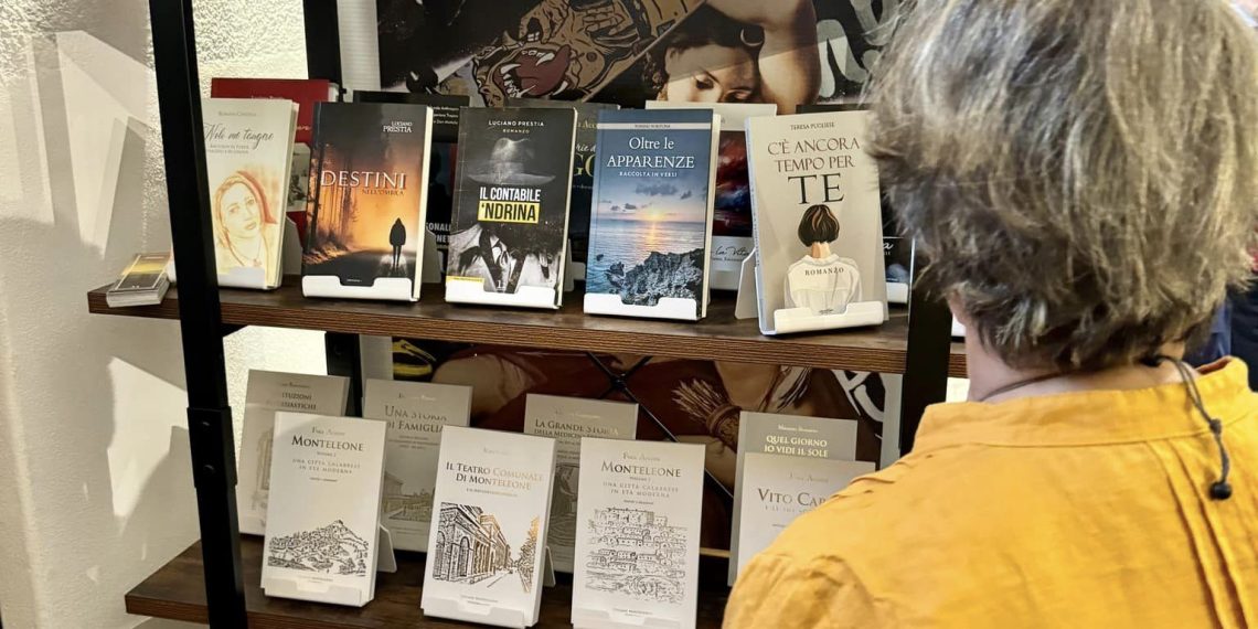 Calabria 1.0. Inaugurata a Vibo Valentia la prima libreria identitaria per editori e autori calabresi (video) 1 Calabria 1.0. Inaugurata a Vibo Valentia la prima libreria identitaria per editori e autori calabresi (video)