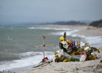 Un anno e mezzo dopo la Procura di Crotone mette sotto accusa 6 persone per la strage di Cutro (video)