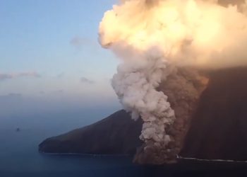 Le spettacolari immagini dell’eruzione dello Stromboli. È scattata l’allerta rossa (video)