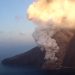 Le spettacolari immagini dell’eruzione dello Stromboli. È scattata l’allerta rossa (video)