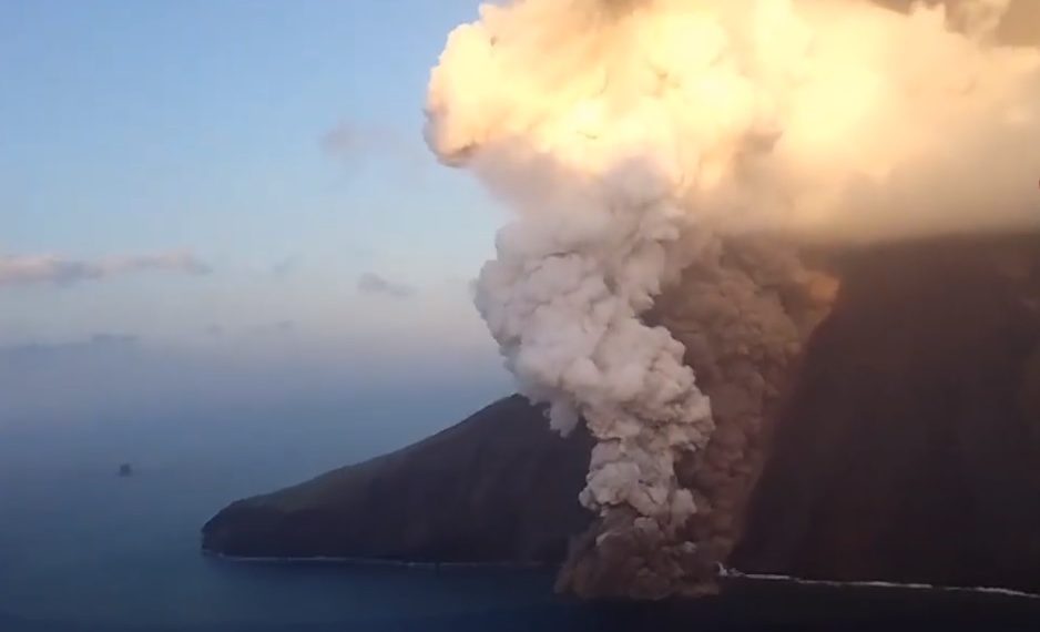 Le spettacolari immagini dell'eruzione dello Stromboli. È scattata l'allerta rossa (video) 1 Le spettacolari immagini dell’eruzione dello Stromboli. È scattata l’allerta rossa (video)