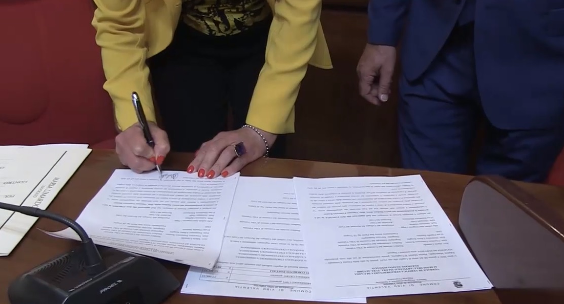 Vibo Valentia, chi esce e chi entra. Questa mattina il passaggio di consegne tra Maria Limardo e Enzo Romeo (video) 2 firma limardo 1