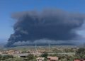Incendio alla ex Radi di Palmi. Preoccupa la nube. Immagini spettacolari (video)