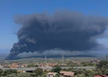 Incendio alla ex Radi di Palmi. Preoccupa la nube. Immagini spettacolari (video)