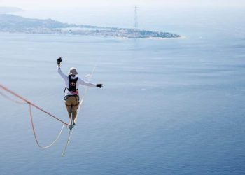 Altro che Ponte… lo Stretto di Messina si può attraversare a piedi! Jean Roose ce l’ha fatta, ma non è record (video con immagini spettacolari)