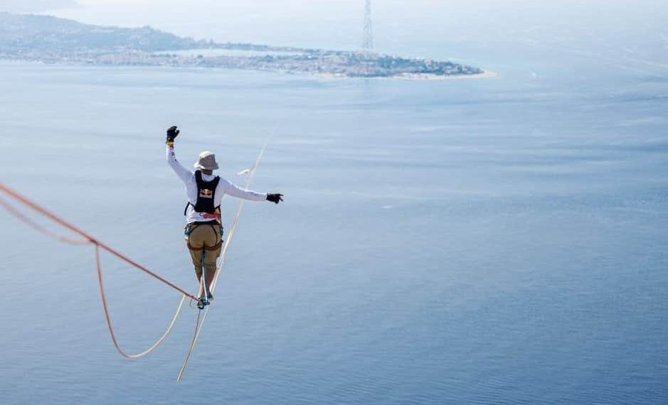 Altro che Ponte... lo Stretto di Messina si può attraversare a piedi! Jean Roose ce l'ha fatta, ma non è record (video con immagini spettacolari) 1 Altro che Ponte… lo Stretto di Messina si può attraversare a piedi! Jean Roose ce l’ha fatta, ma non è record (video con immagini spettacolari)