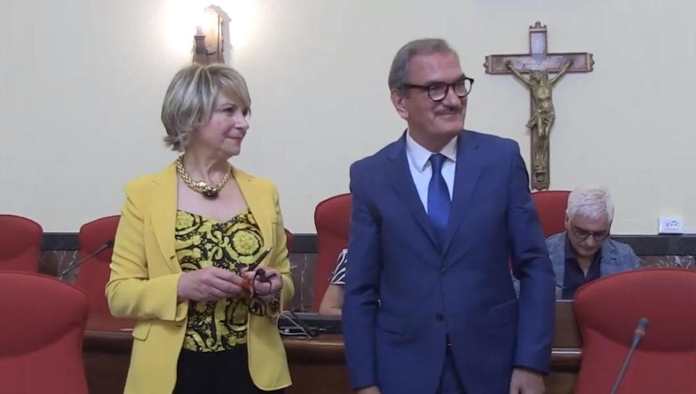 Vibo Valentia, chi esce e chi entra. Questa mattina il passaggio di consegne tra Maria Limardo e Enzo Romeo (video)