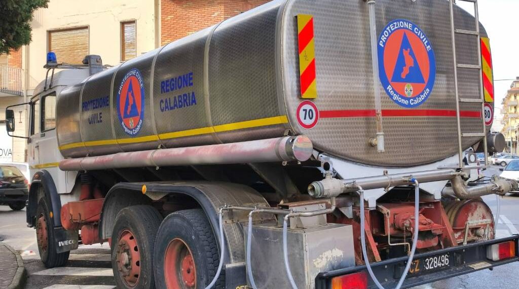 Emergenza acqua a Vibo Valentia. Il Comune si attiva: dalle 15.00 di due autobotti, una a Vibo Centro l’altra a Vibo Marina