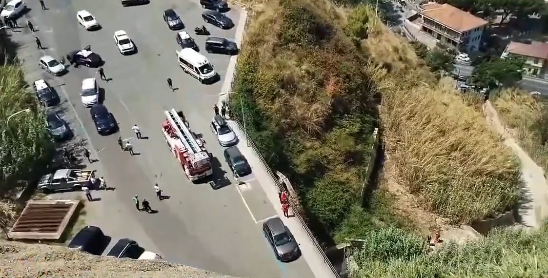 Momenti drammatici a Pizzo, dove si è sfiorata la tragedia nei pressi del parcheggio "La Parrera" (video) 1 Momenti drammatici a Pizzo, dove si è sfiorata la tragedia nei pressi del parcheggio “La Parrera” (video)