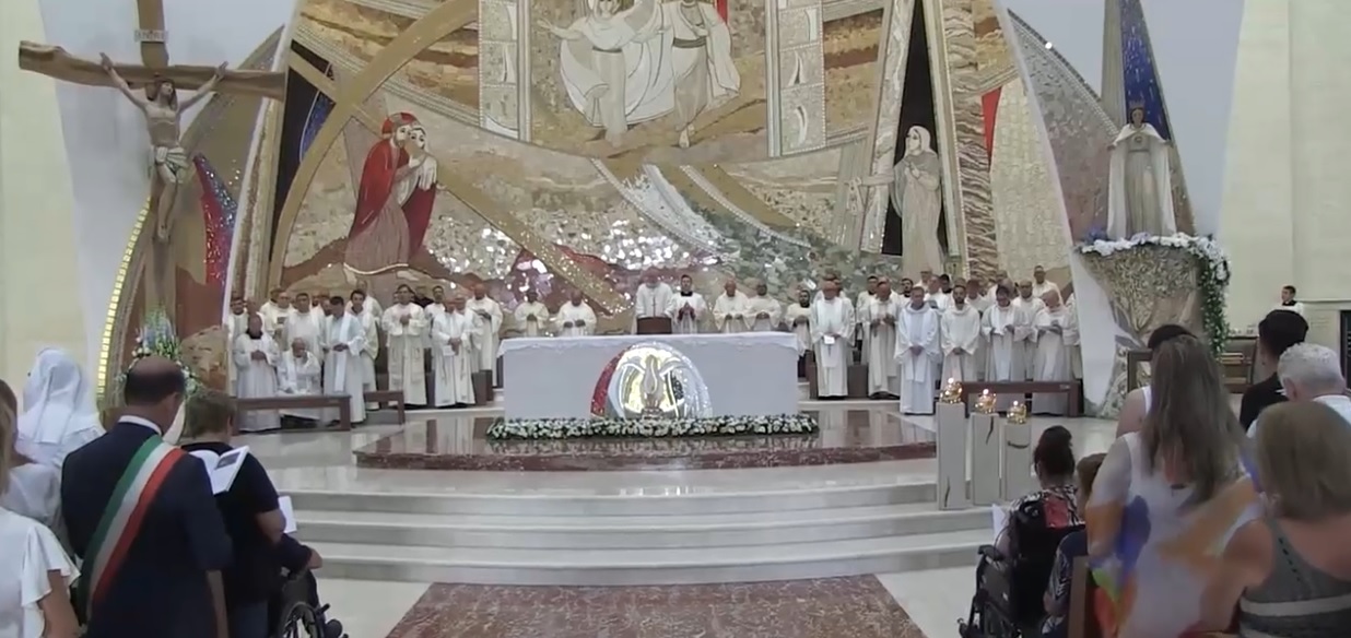 Paravati, la chiesa voluta da Natuzza elevata a Santuario diocesano alla presenza di migliaia di fedeli (video e interviste) 3 santuario