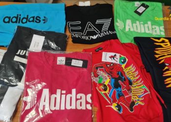 La Guardia di Finanza scopre 1000 capi contraffatti in un noto negozio di abbigliamento per bambini di Corigliano-Rossano