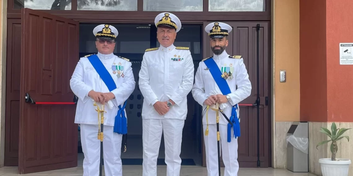 Cambio della guardia alla Capitaneria di Porto di Vibo Marina, arriva il Capitano di Fregata Avallone (VIDEO) 1 Cambio della guardia alla Capitaneria di Porto di Vibo Marina, arriva il Capitano di Fregata Avallone (VIDEO)