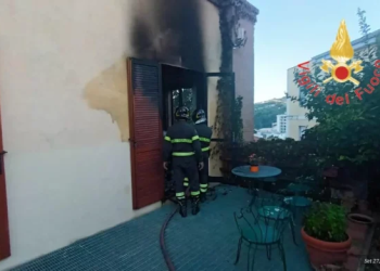 Incendio devasta il primo piano di una villa a Cosenza