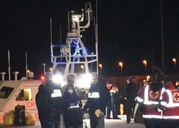Nuovo sbarco nel porto di Roccella Jonica, in 75 arrivano in barca a vela