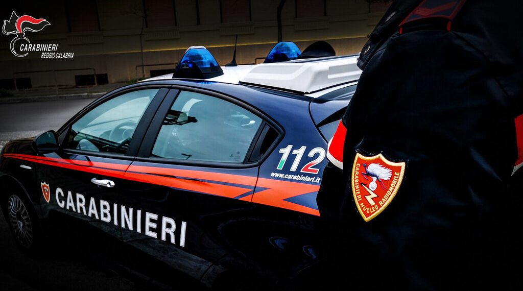 I Carabinieri sorprendono un uomo mentre brucia rifiuti domestici sulla spiaggia 1 Resistenza a pubblico ufficiale e furto di energia elettrica, arrestato un uomo a Reggio Calabria