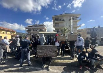 La pacifica protesta dei migranti a Lamezia Terme