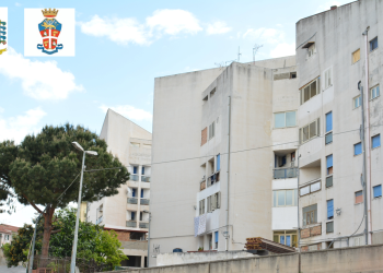 Auto non si ferma ad un controllo della polizia, l’inseguimento bloccato dal lancio di oggetti vari