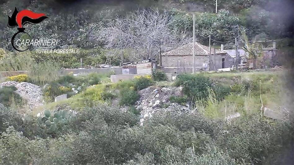 Reggio Calabria, i carabinieri forestali scoprono una discarica abusiva lungo il torrente Sant'Agata 4 Rifiuti Torrente SantAgata 8