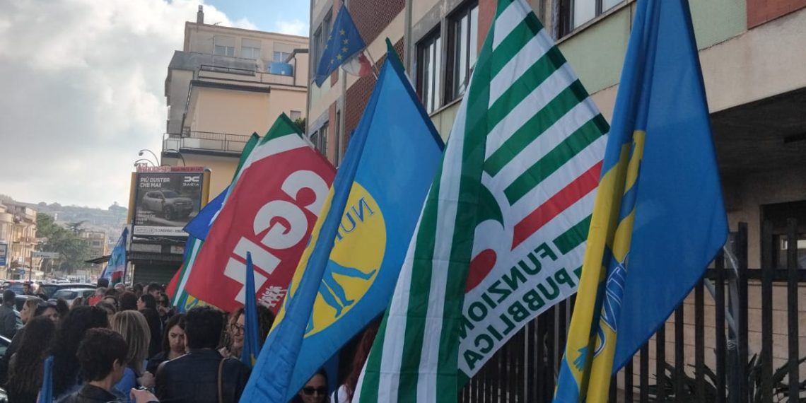 Sit-in degli infermieri dell'ASP di Vibo Valentia ai quali non è stato rinnovato il contratto (VIDEO) 1 Sit-in degli infermieri dell’ASP di Vibo Valentia ai quali non è stato rinnovato il contratto (VIDEO)