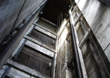 Tragedia a Locri, un uomo cade nella tromba dell’ascensore