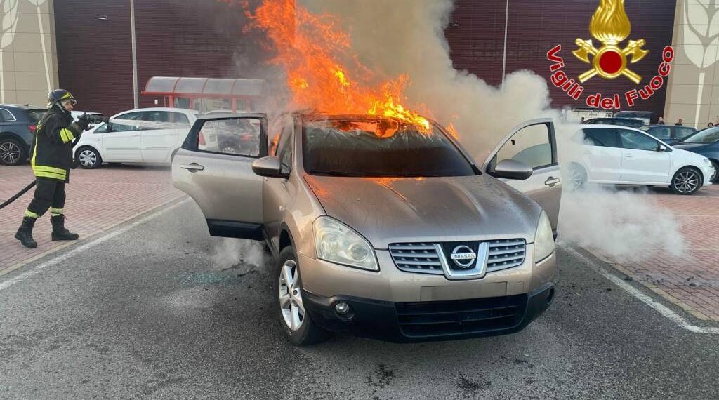 Auto va in fiamme lungo la statale 106, salvo il guidatore, una donna e un neonato