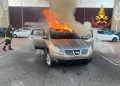 Auto va in fiamme lungo la statale 106, salvo il guidatore, una donna e un neonato