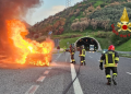 Auto divorata dalle fiamme lungo la Salerno Reggio Calabria (VIDEO)