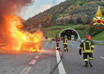 Auto divorata dalle fiamme lungo la Salerno Reggio Calabria (VIDEO)