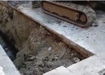 La maledizione di Corso Vittorio Emanuele colpisce ancora: perde la fogna e sprofonda il lastricato (VIDEO)