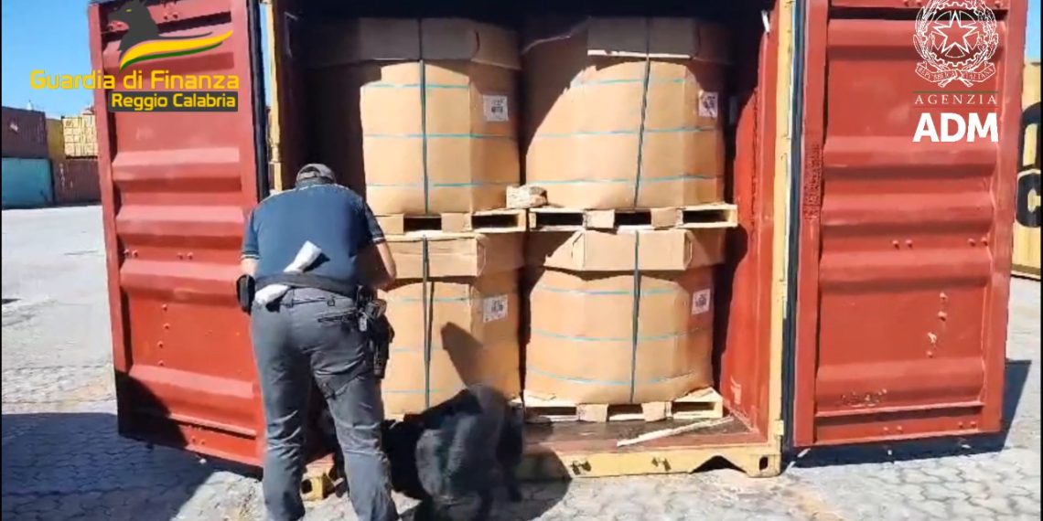 La Guardia di Finanza e l’ADM scoprono 280 kg di cocaina in un container nel porto di Gioia Tauro (VIDEO)