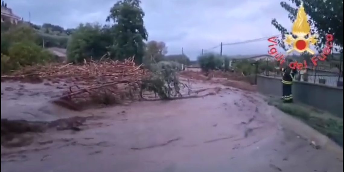 Maida isolata, il Centro Commerciale Due Mari allagato (VIDEO)